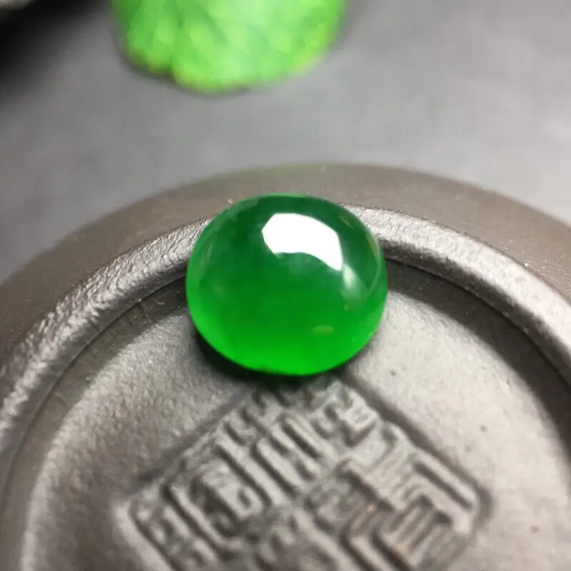 【❤️满绿蛋面裸石:种老水足,色泽漂亮,干净透光,雕工精美,圆润饱满,完美无裂,可镶嵌成戒指或吊坠,镶嵌效果翻番,无孔。
尺寸:8.9--8.0--4.0】图2