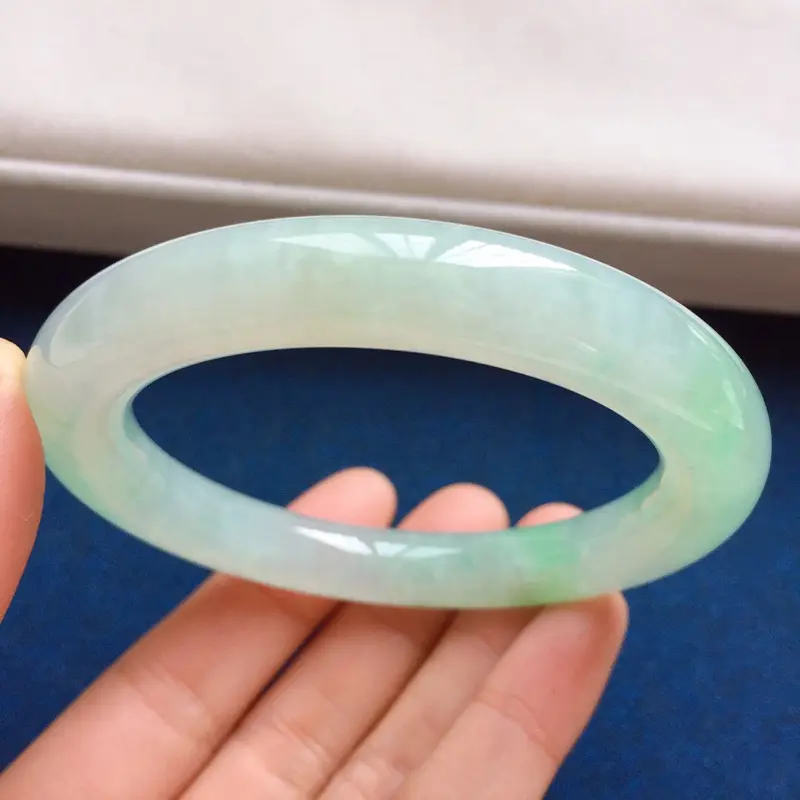 【圆条55mm,糯化种果绿手镯,底子水润,果绿鲜甜可人,很鲜嫩,条形挺饱满】图4