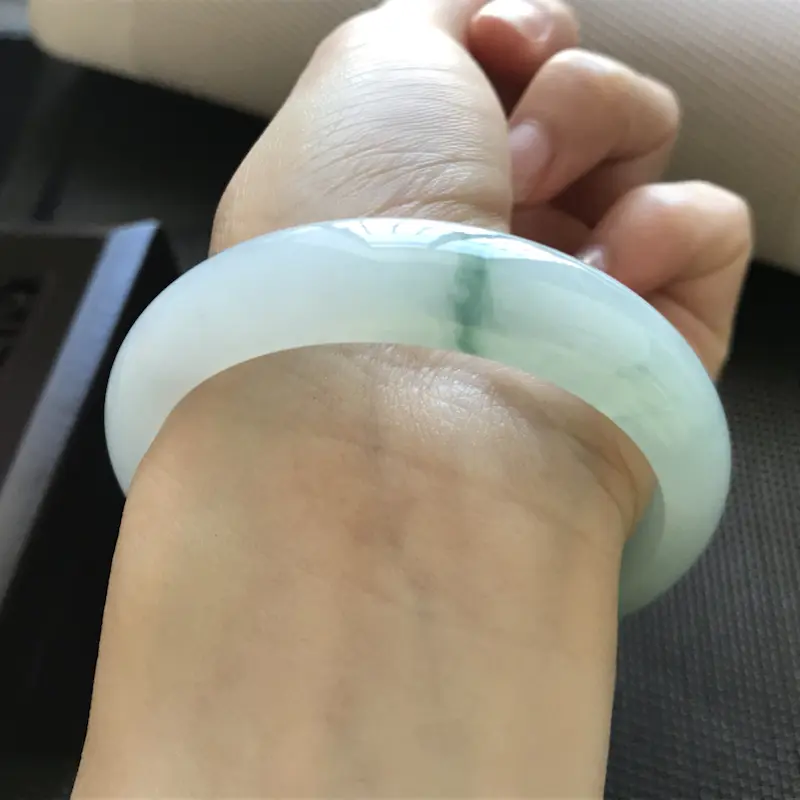 【天然翡翠A货 糯化种飘花正圈手镯 质地水润柔和 上手冰润细腻 淡雅大方 手镯有天然表皮棉纹 不打灯不可见 不会影响佩戴效果和品质 请放心购买 (下单前请先咨询货在不在,谢谢)】图4