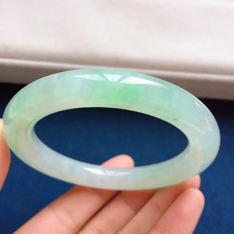【圆条55mm,糯化种果绿手镯,底子水润,果绿鲜甜可人,很鲜嫩,条形挺饱满】图3