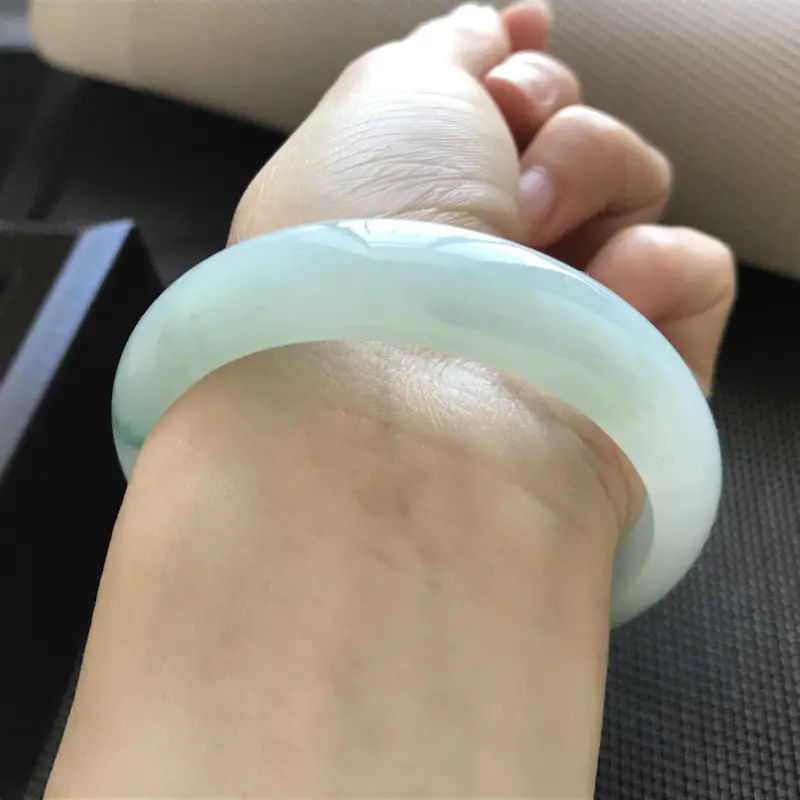 【天然翡翠A货 糯化种飘花正圈手镯 质地水润柔和 上手冰润细腻 淡雅大方 手镯有天然表皮棉纹 不打灯不可见 不会影响佩戴效果和品质 请放心购买 (下单前请先咨询货在不在,谢谢)】图6