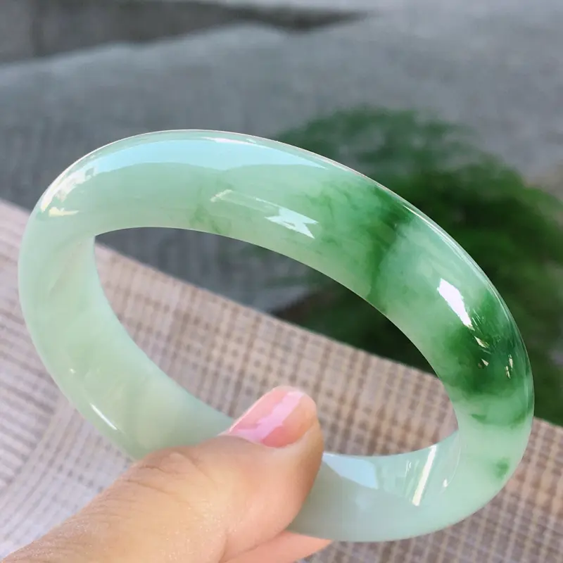 【贵妃55-56适合正圈53-54佩戴,天然A货翡翠-水润全胶感,优雅飘绿,种水好,贵妃玉手镯 完美无纹裂,尺寸圈口55.3/49.8/13.8/7.1 120235】图7