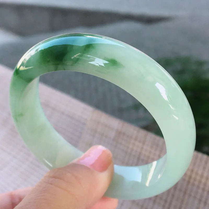【贵妃55-56适合正圈53-54佩戴,天然A货翡翠-水润全胶感,优雅飘绿,种水好,贵妃玉手镯 完美无纹裂,尺寸圈口55.3/49.8/13.8/7.1 120235】图4