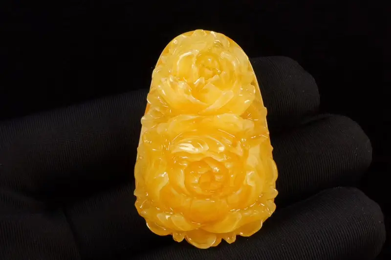 【纯天然精品蜜蜡牡丹花(花开富贵寓意)套装!鸡油黄!满蜜满蜡!成色非常美丽!牡丹花雕工精细,栩栩如生!坠子形状饱满!品质完美!尺寸:42.2×28.2×17mm!裸坠重:9.8克!一套总重:20.8克!配原创天然绿松石配链!】图7