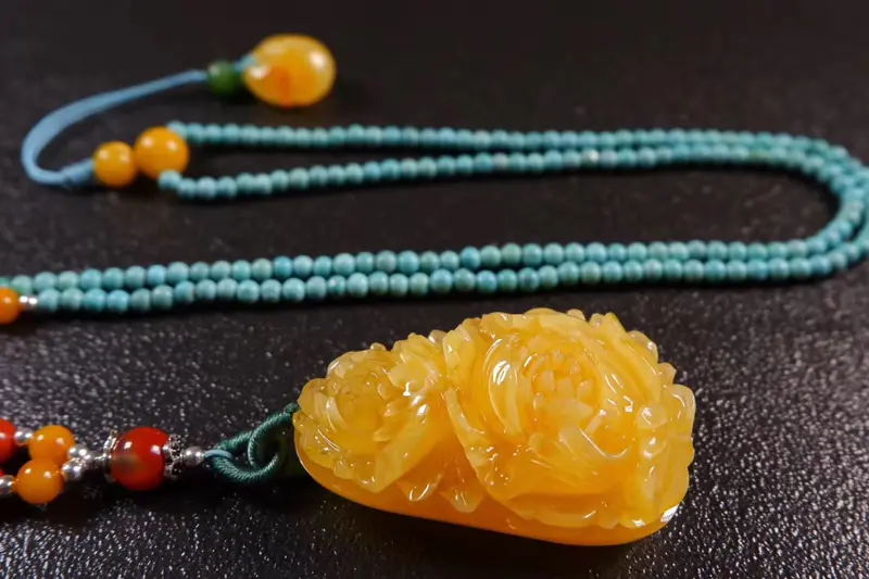 【纯天然精品蜜蜡牡丹花(花开富贵寓意)套装!鸡油黄!满蜜满蜡!成色非常美丽!牡丹花雕工精细,栩栩如生!坠子形状饱满!品质完美!尺寸:42.2×28.2×17mm!裸坠重:9.8克!一套总重:20.8克!配原创天然绿松石配链!】图3