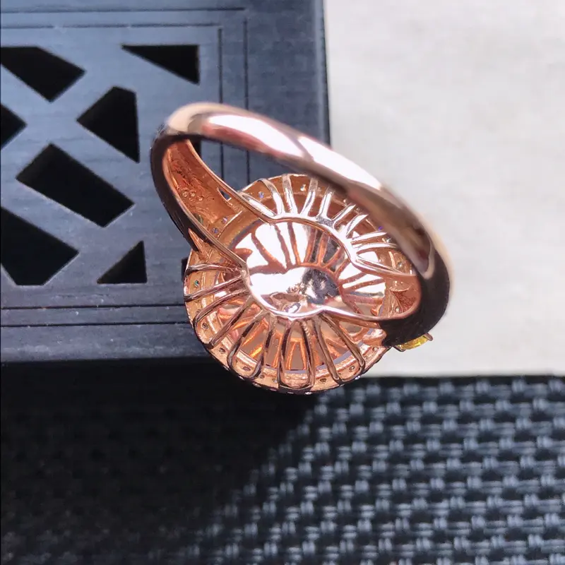 【天然翡翠A货18K金镶嵌伴钻糯化种淡紫精美蛋面戒指,内径尺寸18.9mm,裸石尺寸13-4.9mm,玉质细腻,种水好 胶感十足,底色漂亮,上身效果漂亮】图5