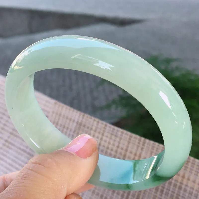 【贵妃55-56适合正圈53-54佩戴,天然A货翡翠-水润全胶感,优雅飘绿,种水好,贵妃玉手镯 完美无纹裂,尺寸圈口55.3/49.8/13.8/7.1 120235】图9