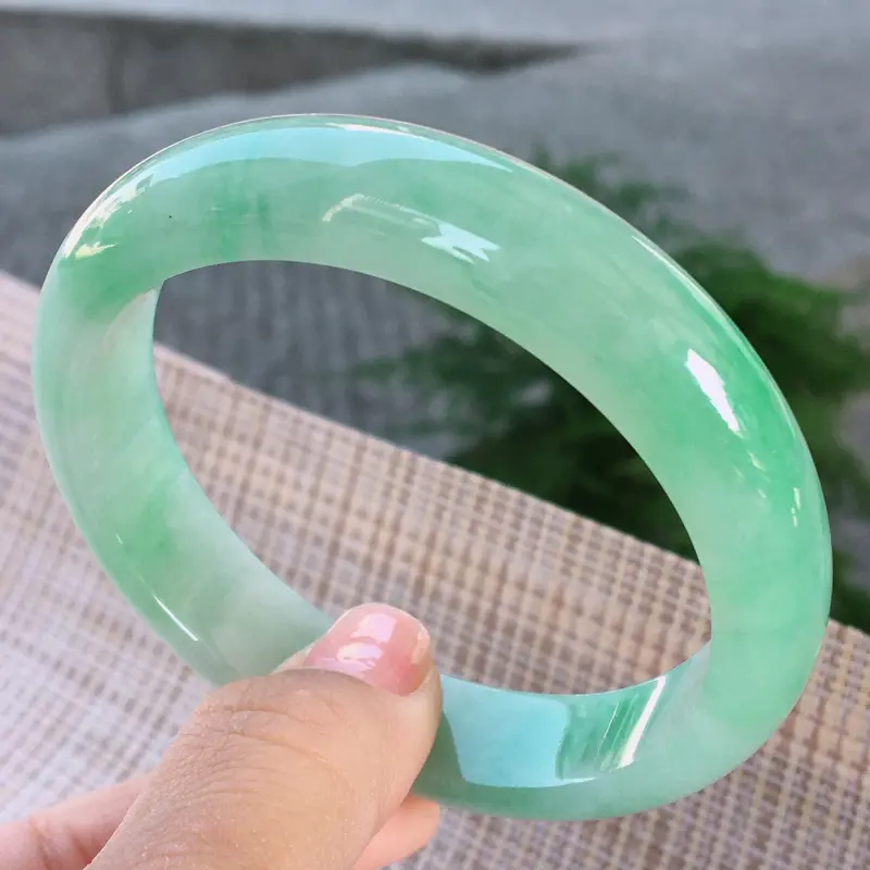 【正圈57-58,天然A货翡翠-莹润优雅,精美满绿,质地细腻,正装玉手镯 ,尺寸圈口57.4/13.3/7.6 120239】图4