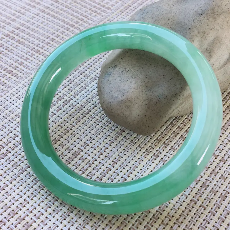 【圆条54-55,天然A货翡翠-水润起胶感,优雅满绿,质地细腻,圆条玉手镯 完美无纹裂,尺寸圈口54.2/11.4/10.2 120234##】图1