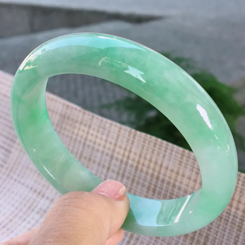 【正圈57-58,天然A货翡翠-莹润优雅,精美满绿,质地细腻,正装玉手镯 ,尺寸圈口57.4/13.3/7.6 120239】图7