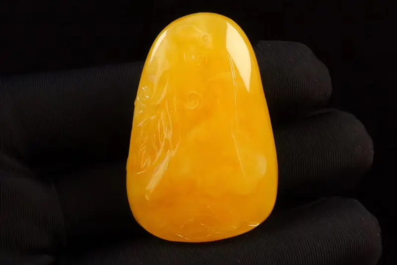 【纯天然精品蜜蜡牡丹花(花开富贵寓意)套装!鸡油黄!满蜜满蜡!成色非常美丽!牡丹花雕工精细,栩栩如生!坠子形状饱满!品质完美!尺寸:42.2×28.2×17mm!裸坠重:9.8克!一套总重:20.8克!配原创天然绿松石配链!】图6