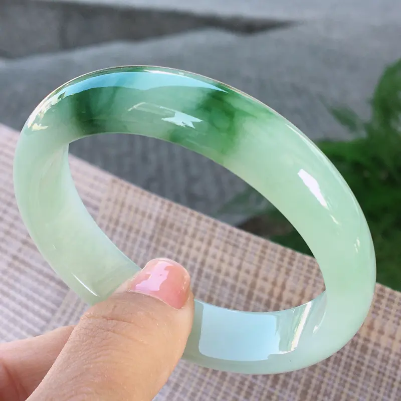 【贵妃55-56适合正圈53-54佩戴,天然A货翡翠-水润全胶感,优雅飘绿,种水好,贵妃玉手镯 完美无纹裂,尺寸圈口55.3/49.8/13.8/7.1 120235】图10