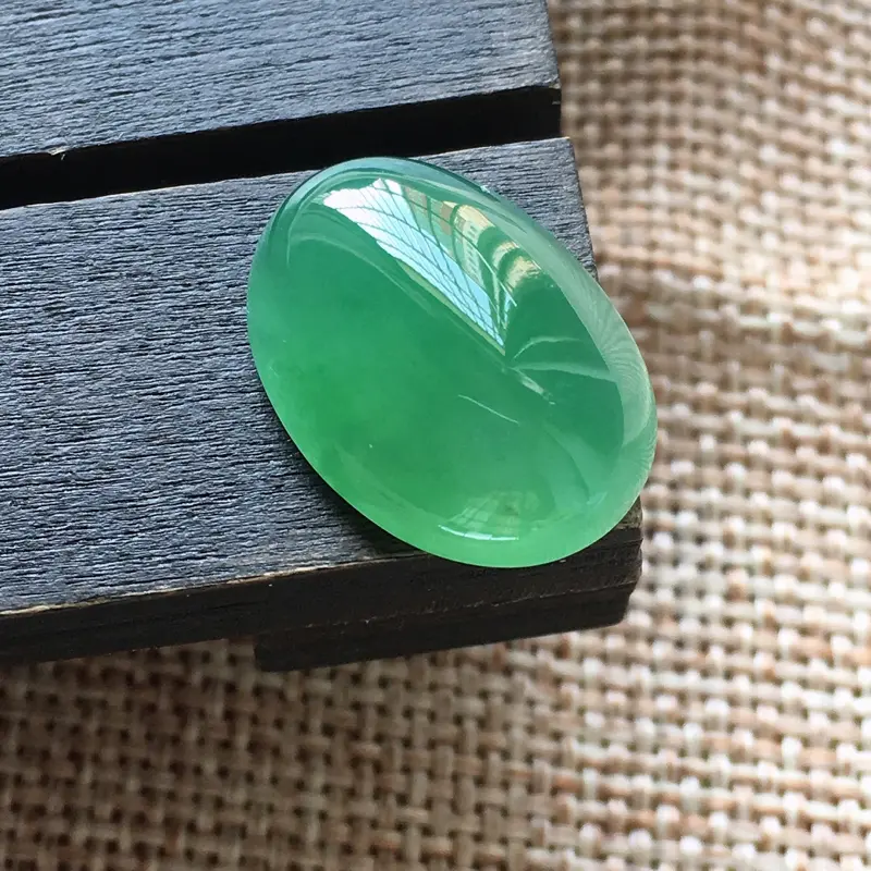 【自然光实拍,缅甸a货翡翠,冰种满绿蛋面,种好水润,玉质细腻,漂亮,品相佳,】图1