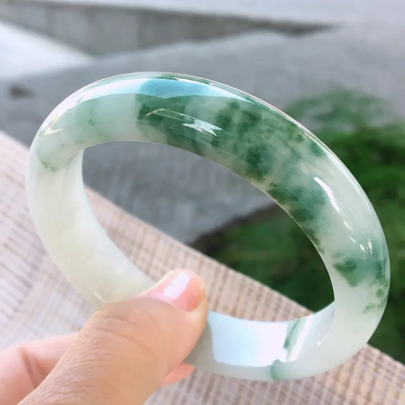 【正圈57-58,天然A货翡翠-莹润优雅,灵动飘花,质地细腻,正装玉手镯 完美无纹裂,尺寸圈口57.3/13.2/7.5 120229】图3
