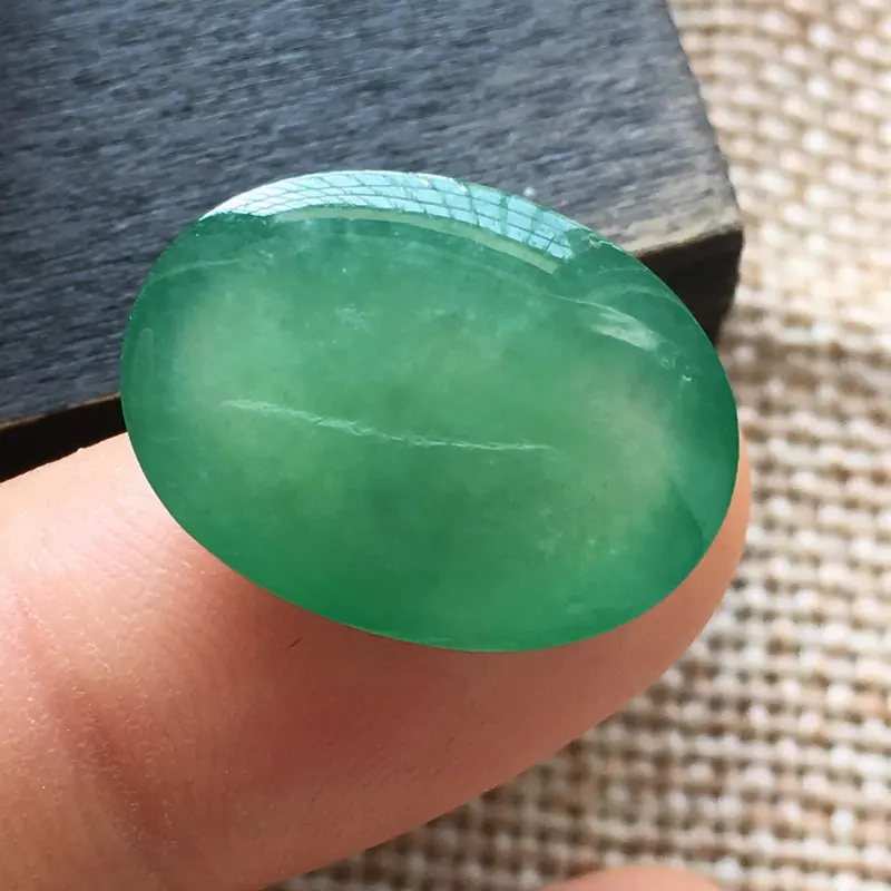 【自然光实拍,缅甸a货翡翠,冰种满绿蛋面,种好水润,玉质细腻,漂亮,品相佳,】图5
