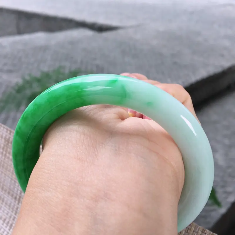 【圆条55-56,天然A货翡翠-老坑莹润,精美飘绿,高档精美,颜色漂亮,圆条玉手镯 完美无纹裂,尺寸圈口55.8/9.9/10.5 120284】图10