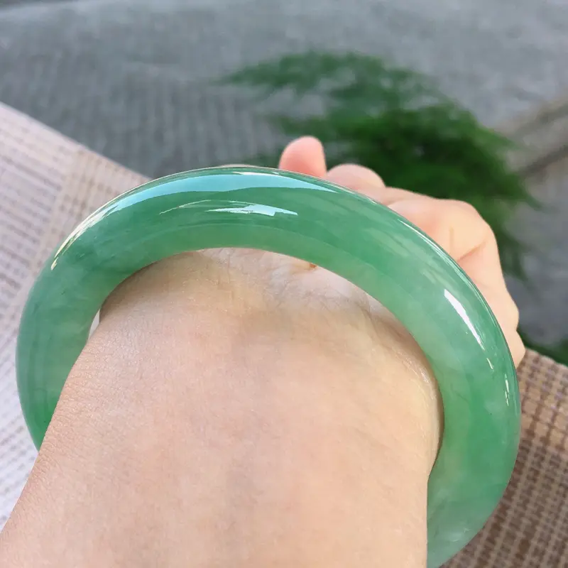 【圆条54-55,天然A货翡翠-水润起胶感,优雅满绿,质地细腻,圆条玉手镯 完美无纹裂,尺寸圈口54.2/11.4/10.2 120234##】图8