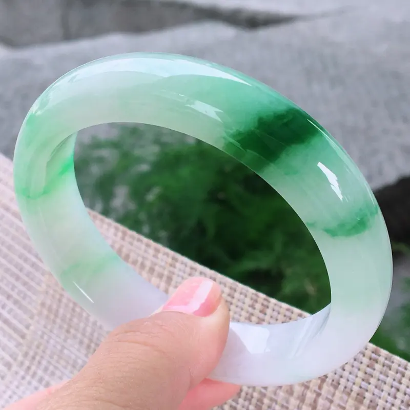 【正圈57-58,天然A货翡翠-莹润优雅,精美飘绿,质地细腻,颜色漂亮,正装玉手镯 ,尺寸圈口57.7/13.9/8.2 120283】图3