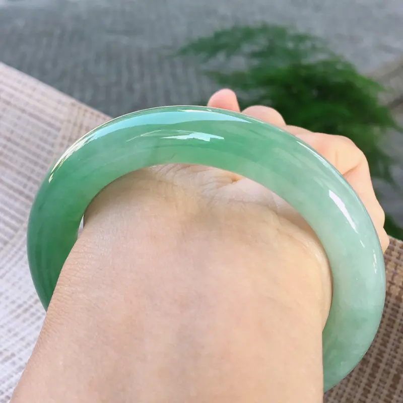 【圆条54-55,天然A货翡翠-水润起胶感,优雅满绿,质地细腻,圆条玉手镯 完美无纹裂,尺寸圈口54.2/11.4/10.2 120234##】图9