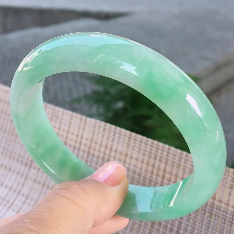 【正圈57-58,天然A货翡翠-莹润优雅,精美满绿,质地细腻,正装玉手镯 ,尺寸圈口57.4/13.3/7.6 120239】图8