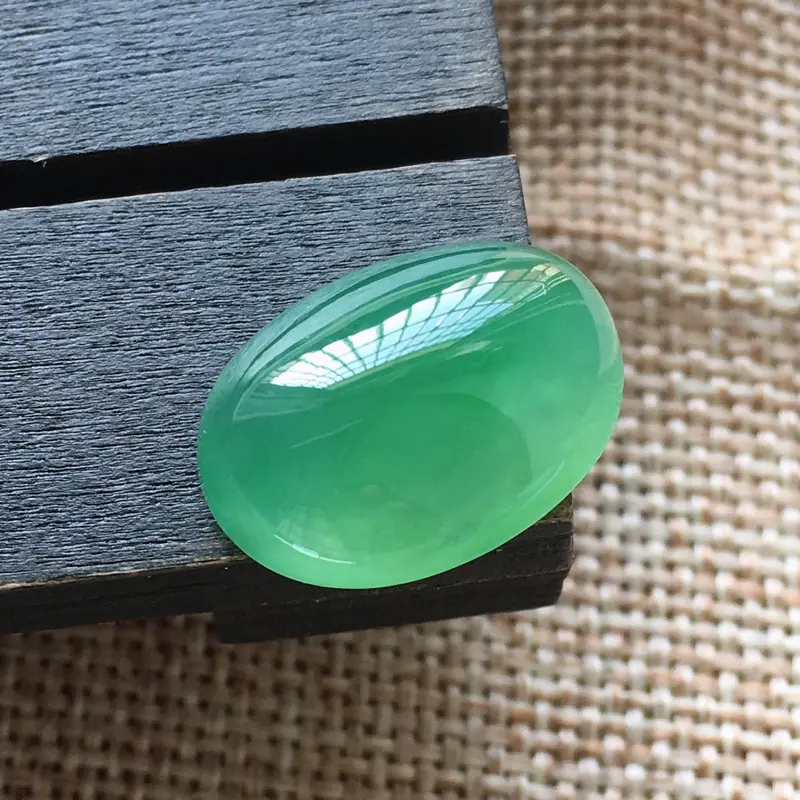 【自然光实拍,缅甸a货翡翠,冰种满绿蛋面,种好水润,玉质细腻,漂亮,品相佳,】图2
