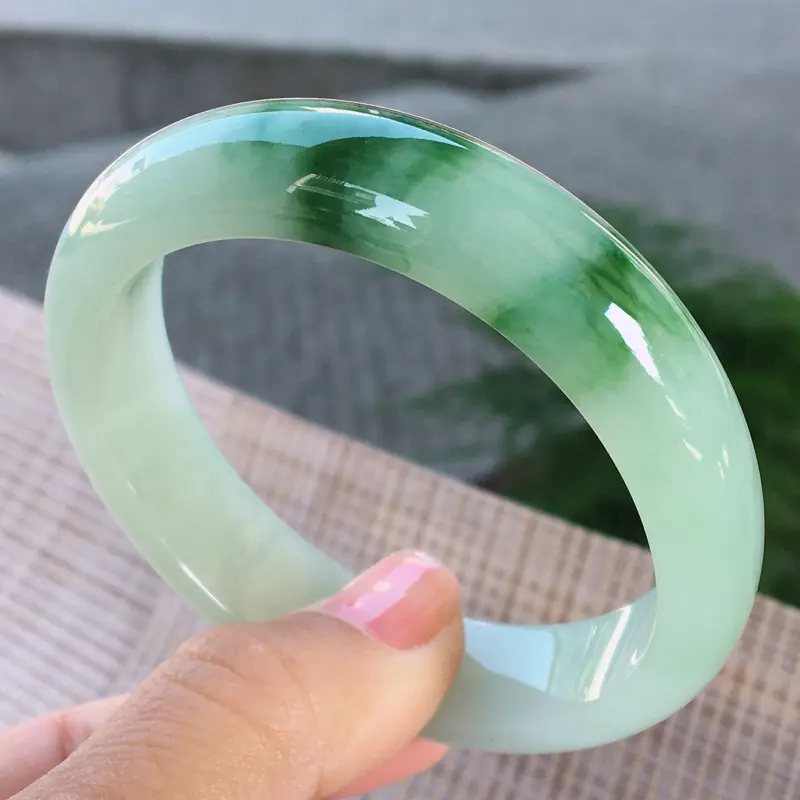 【贵妃55-56适合正圈53-54佩戴,天然A货翡翠-水润全胶感,优雅飘绿,种水好,贵妃玉手镯 完美无纹裂,尺寸圈口55.3/49.8/13.8/7.1 120235】图6