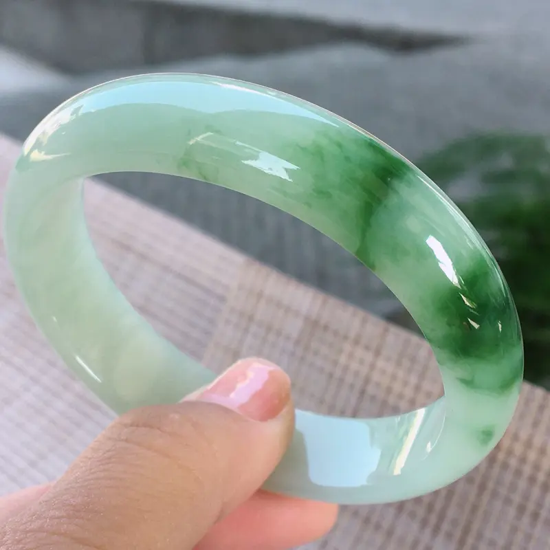 【贵妃55-56适合正圈53-54佩戴,天然A货翡翠-水润全胶感,优雅飘绿,种水好,贵妃玉手镯 完美无纹裂,尺寸圈口55.3/49.8/13.8/7.1 120235】图3