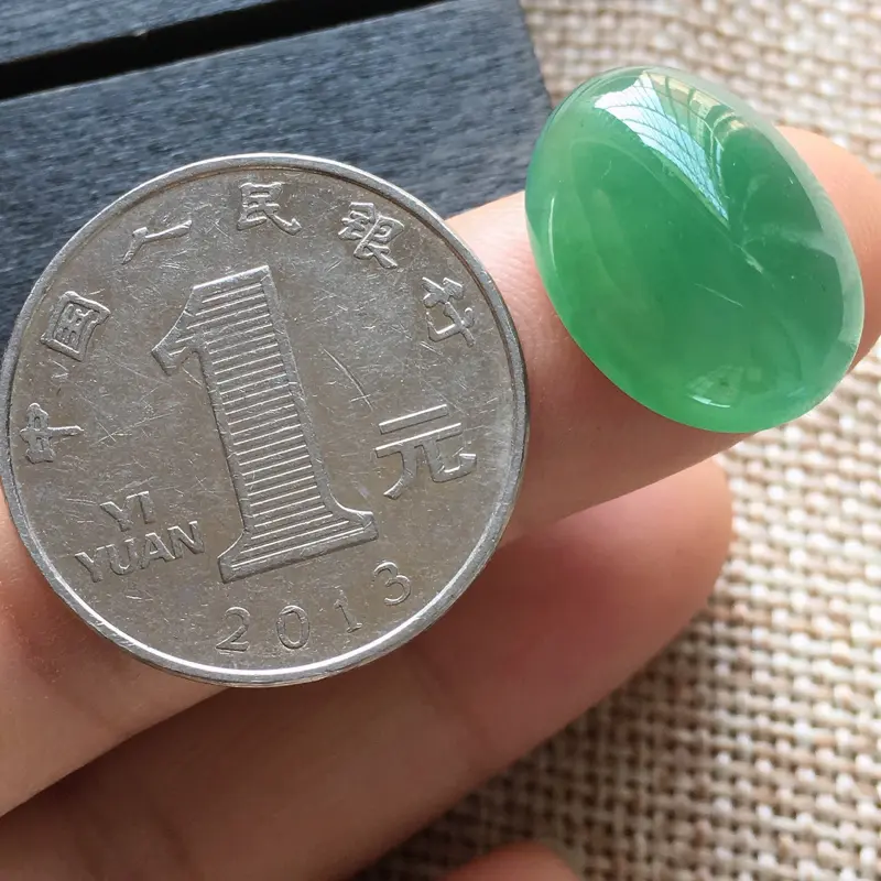【自然光实拍,缅甸a货翡翠,冰种满绿蛋面,种好水润,玉质细腻,漂亮,品相佳,】图6