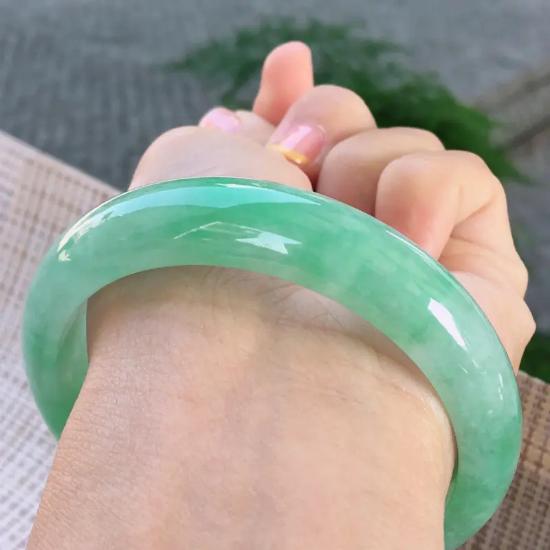 【正圈57-58,天然A货翡翠-莹润优雅,精美满绿,质地细腻,正装玉手镯 ,尺寸圈口57.4/13.3/7.6 120239】图9