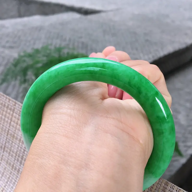 【圆条55-56,天然A货翡翠-老坑莹润,精美飘绿,高档精美,颜色漂亮,圆条玉手镯 完美无纹裂,尺寸圈口55.8/9.9/10.5 120284】图9