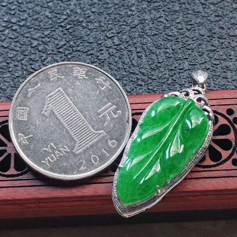 【缅甸翡翠18K金伴钻镶嵌满绿叶子吊坠,颜色好,玉质细腻,雕工精美,佩戴送礼佳品,包金尺寸: 36.8*15.0*6.3MM,裸石尺寸:25.2*12.7*3.4MM,重3.88克】图8