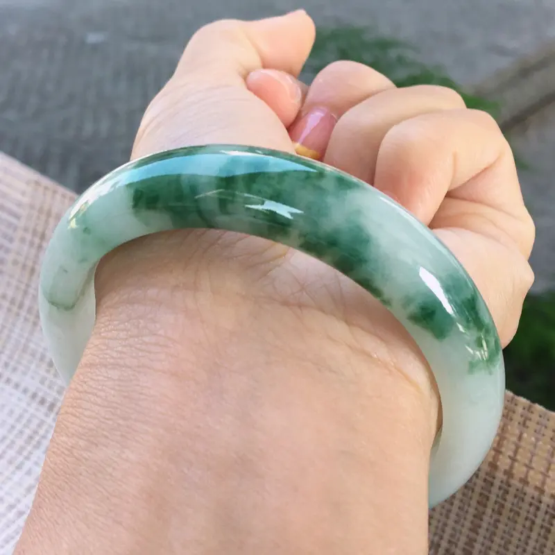 【正圈57-58,天然A货翡翠-莹润优雅,灵动飘花,质地细腻,正装玉手镯 完美无纹裂,尺寸圈口57.3/13.2/7.5 120229】图6