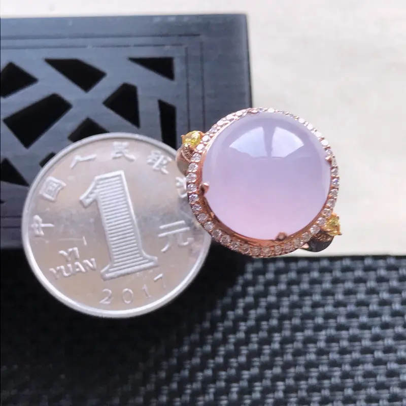 【天然翡翠A货18K金镶嵌伴钻糯化种淡紫精美蛋面戒指,内径尺寸18.9mm,裸石尺寸13-4.9mm,玉质细腻,种水好 胶感十足,底色漂亮,上身效果漂亮】图6