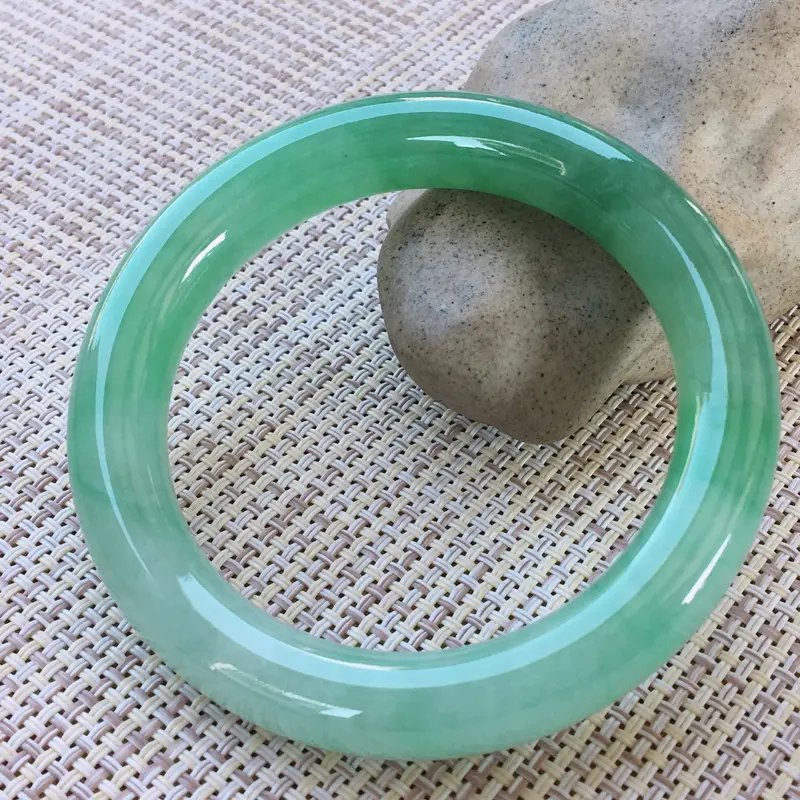 【圆条54-55,天然A货翡翠-水润起胶感,优雅满绿,质地细腻,圆条玉手镯 完美无纹裂,尺寸圈口54.2/11.4/10.2 120234##】图2