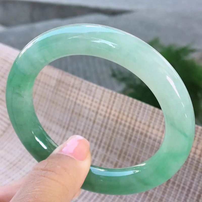 【圆条54-55,天然A货翡翠-水润起胶感,优雅满绿,质地细腻,圆条玉手镯 完美无纹裂,尺寸圈口54.2/11.4/10.2 120234##】图5