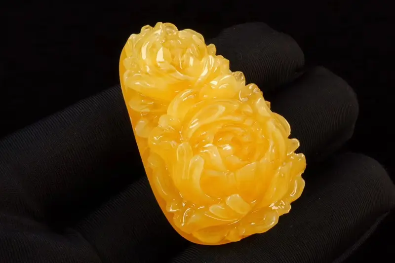 【纯天然精品蜜蜡牡丹花(花开富贵寓意)套装!鸡油黄!满蜜满蜡!成色非常美丽!牡丹花雕工精细,栩栩如生!坠子形状饱满!品质完美!尺寸:42.2×28.2×17mm!裸坠重:9.8克!一套总重:20.8克!配原创天然绿松石配链!】图5