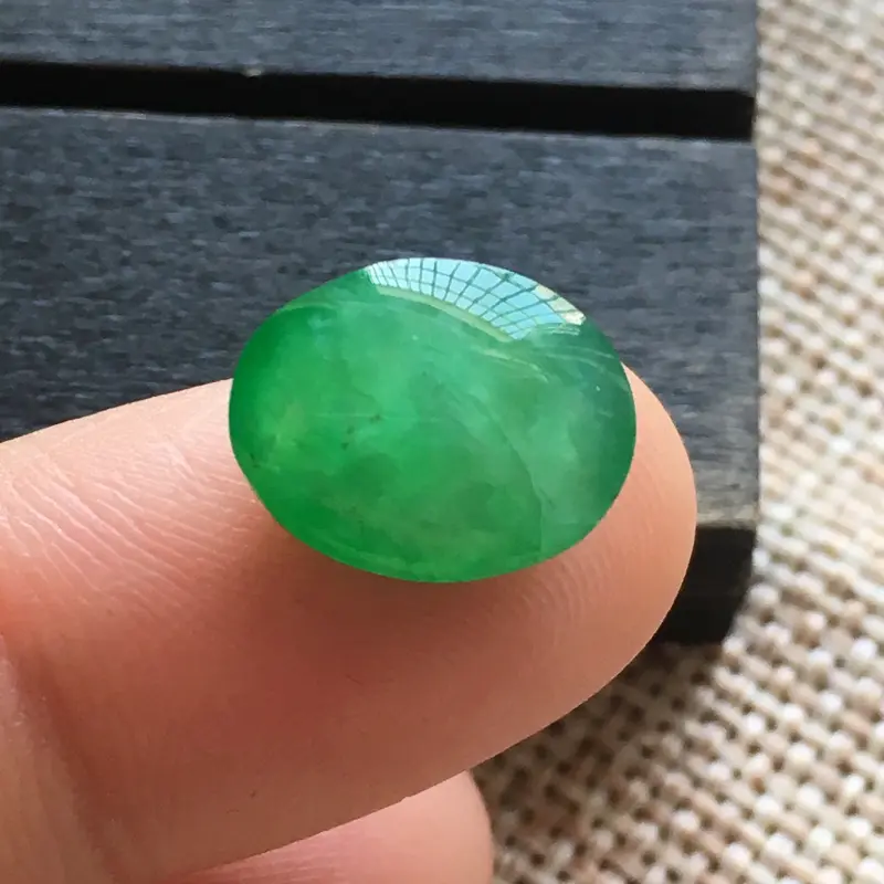 【自然光实拍,缅甸a货翡翠,冰种满绿蛋面,种好水润,玉质细腻,饱满漂亮,品相佳,】图5