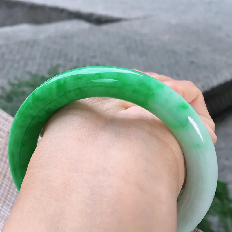 【圆条55-56,天然A货翡翠-老坑莹润,精美飘绿,高档精美,颜色漂亮,圆条玉手镯 完美无纹裂,尺寸圈口55.8/9.9/10.5 120284】图7