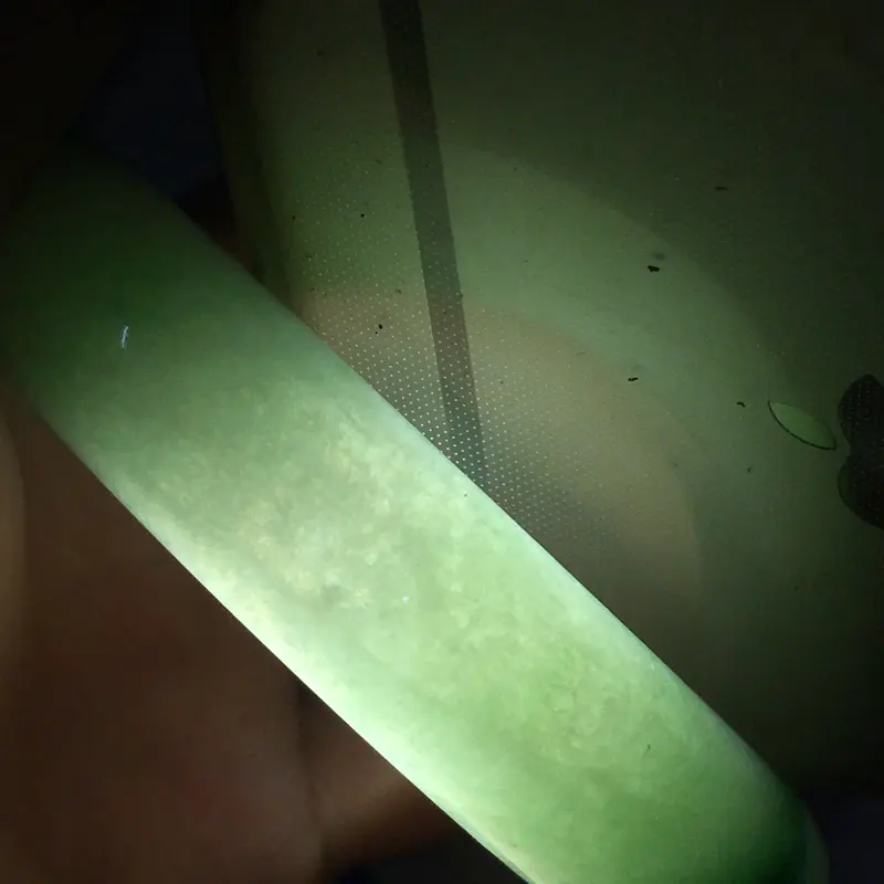 【正圈57-58,天然A货翡翠-莹润优雅,精美飘绿,质地细腻,颜色漂亮,正装玉手镯 ,尺寸圈口57.7/13.9/8.2 120283】图10