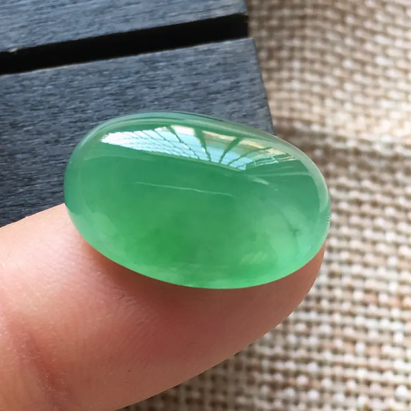 【自然光实拍,缅甸a货翡翠,冰种满绿蛋面,种好水润,玉质细腻,漂亮,品相佳,】图3