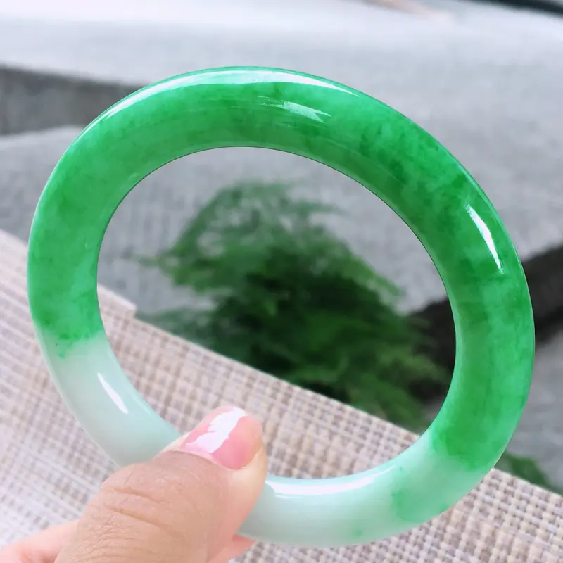 【圆条55-56,天然A货翡翠-老坑莹润,精美飘绿,高档精美,颜色漂亮,圆条玉手镯 完美无纹裂,尺寸圈口55.8/9.9/10.5 120284】图5