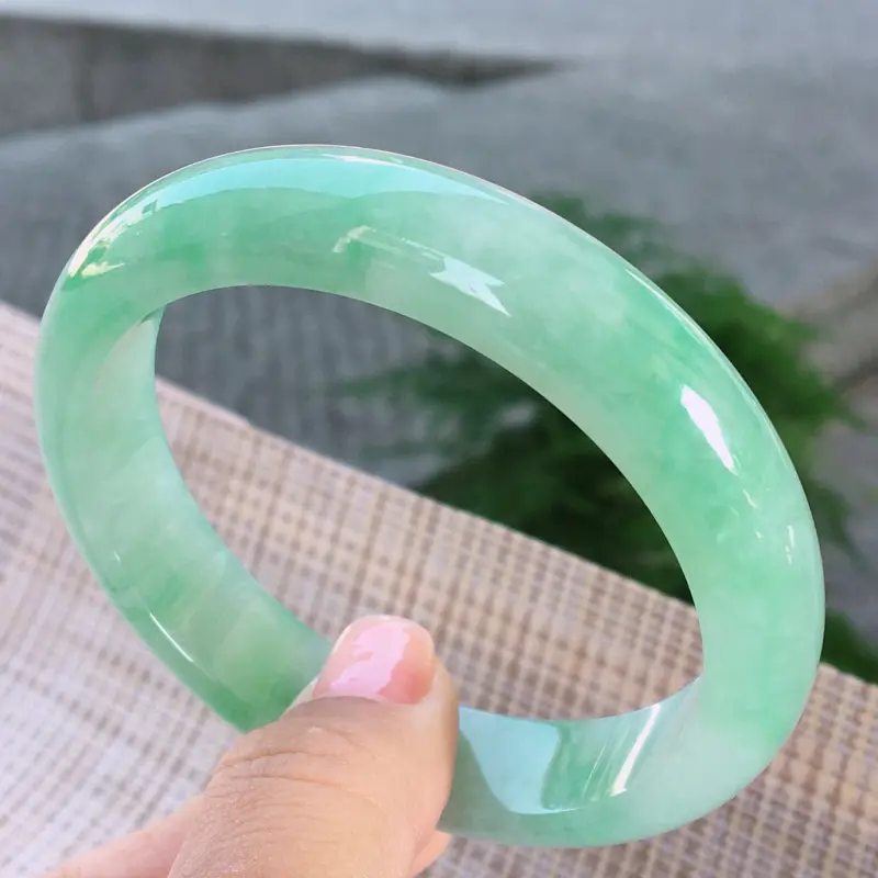 【正圈57-58,天然A货翡翠-莹润优雅,精美满绿,质地细腻,正装玉手镯 ,尺寸圈口57.4/13.3/7.6 120239】图3