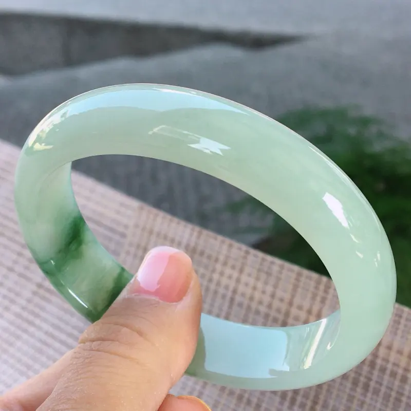 【贵妃55-56适合正圈53-54佩戴,天然A货翡翠-水润全胶感,优雅飘绿,种水好,贵妃玉手镯 完美无纹裂,尺寸圈口55.3/49.8/13.8/7.1 120235】图8