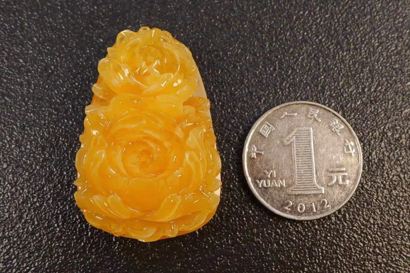 【纯天然精品蜜蜡牡丹花(花开富贵寓意)套装!鸡油黄!满蜜满蜡!成色非常美丽!牡丹花雕工精细,栩栩如生!坠子形状饱满!品质完美!尺寸:42.2×28.2×17mm!裸坠重:9.8克!一套总重:20.8克!配原创天然绿松石配链!】图8