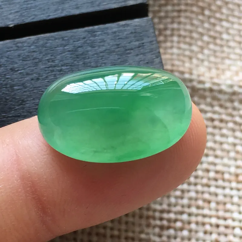 【自然光实拍,缅甸a货翡翠,冰种满绿蛋面,种好水润,玉质细腻,漂亮,品相佳,】图4