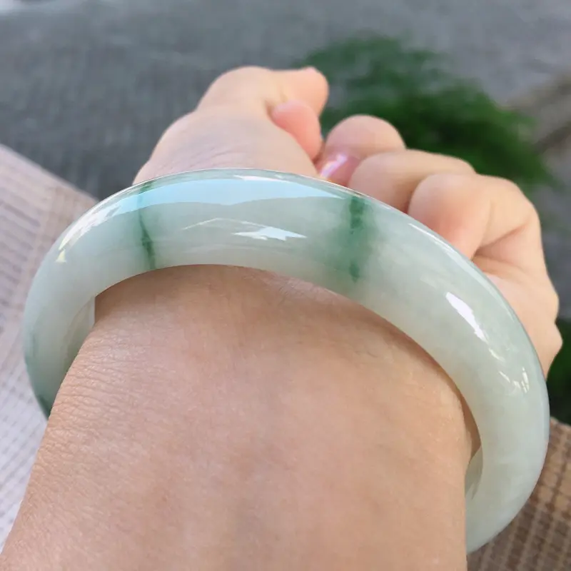 【正圈57-58,天然A货翡翠-莹润优雅,灵动飘花,质地细腻,正装玉手镯 完美无纹裂,尺寸圈口57.3/13.2/7.5 120229】图7