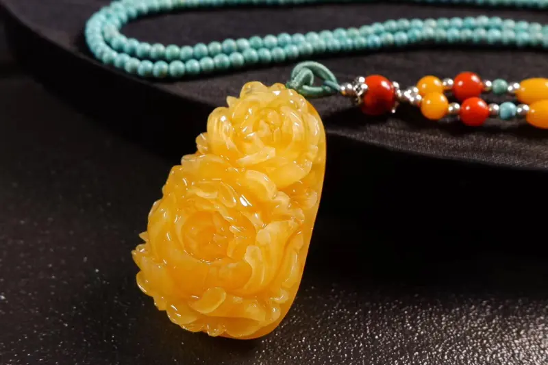 【纯天然精品蜜蜡牡丹花(花开富贵寓意)套装!鸡油黄!满蜜满蜡!成色非常美丽!牡丹花雕工精细,栩栩如生!坠子形状饱满!品质完美!尺寸:42.2×28.2×17mm!裸坠重:9.8克!一套总重:20.8克!配原创天然绿松石配链!】图1