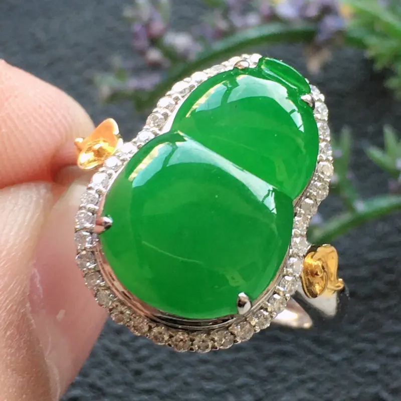 【精品翡翠18k镶嵌伴钻戒指,雕工精美,玉质莹润,尺寸:内径:17.6MM,裸石尺寸:14.9*9.8*3MM,总质量:3.7g】图2