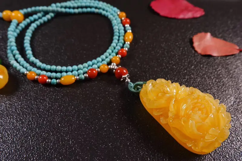 【纯天然精品蜜蜡牡丹花(花开富贵寓意)套装!鸡油黄!满蜜满蜡!成色非常美丽!牡丹花雕工精细,栩栩如生!坠子形状饱满!品质完美!尺寸:42.2×28.2×17mm!裸坠重:9.8克!一套总重:20.8克!配原创天然绿松石配链!】图2