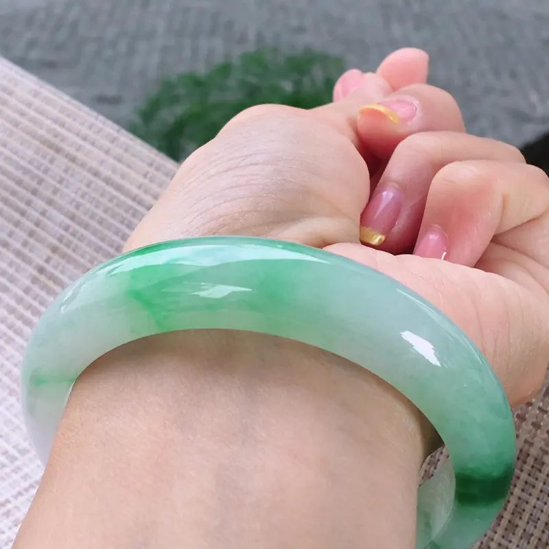 【正圈57-58,天然A货翡翠-莹润优雅,精美飘绿,质地细腻,颜色漂亮,正装玉手镯 ,尺寸圈口57.7/13.9/8.2 120283】图9